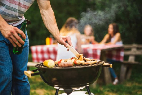 Comment créer un coin barbecue intégré dans un petit espace extérieur ?