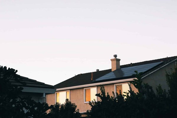 Quelles sont les considérations pour la rénovation énergétique d'une maison classée ou dans un secteur sauvegardé ?